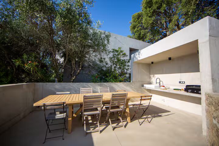 Cuisine d'été et repas en terrasse couverte