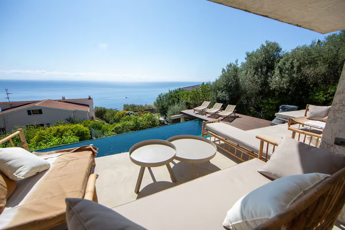 Terrasse de la villa Casa di Lota ouverte sur la Méditerranée au soleil couchant