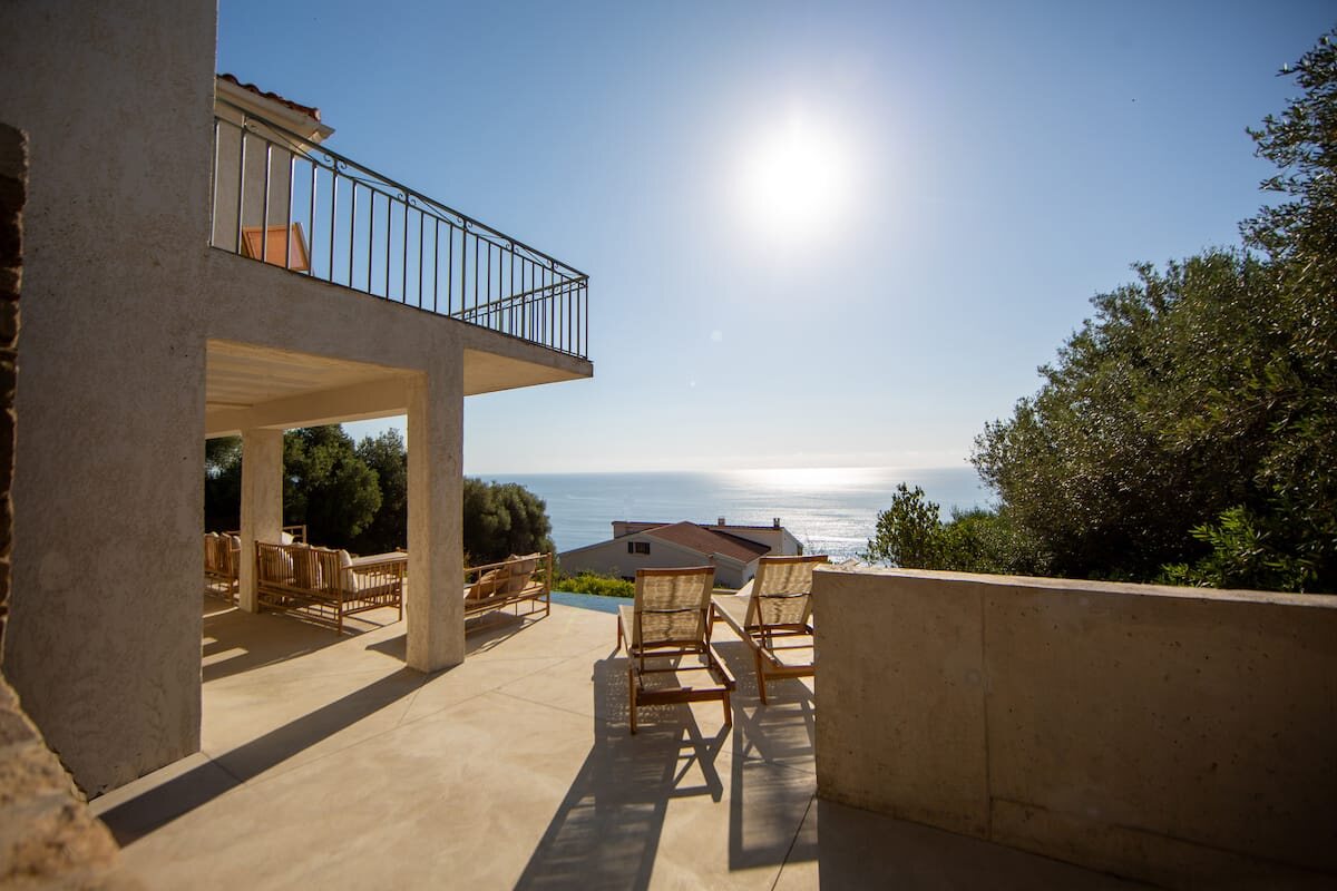 Terrasse et bains de soleil de la villa
