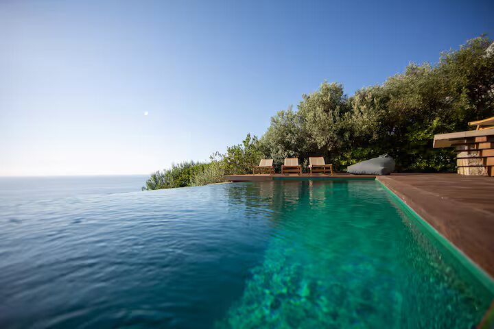 Piscine à débordement de la villa face à la Méditerranée