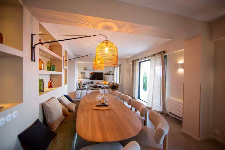 Salle à manger avec grande table